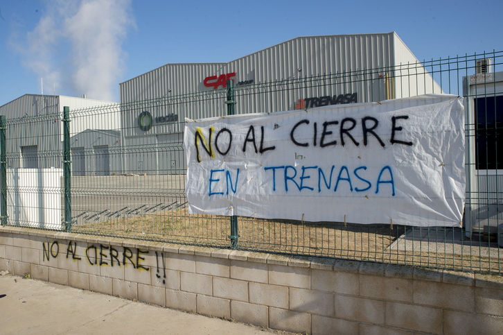 Pancarta de protesta en la factoría de Castejón. (Iñigo URIZ | FOKU)