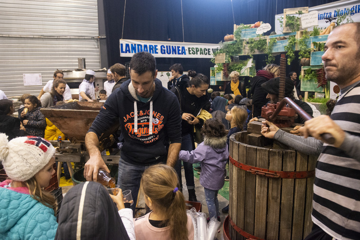 Ume batzuk sagar jusa dastatzen dute, iaz, Lurrama azokan. (Guillaume FAUVEAU)