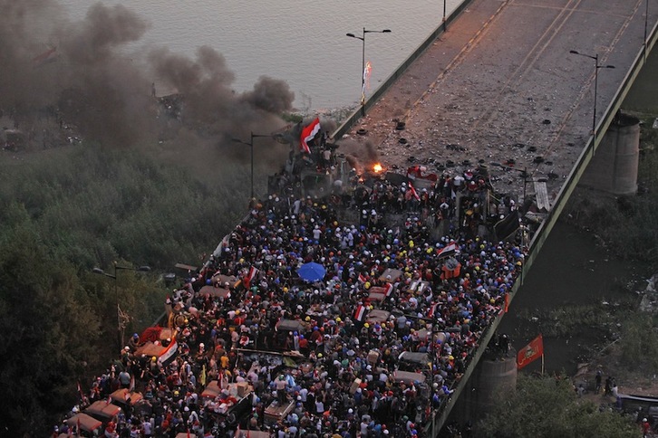 Manifestariak Tigriseko zubia zeharkatu nahian Gobernuaren egoitza hartzen duen Gune Berdera iristeko. (AFP)