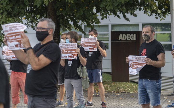 Movilización de LAB ante la sede de Adegi, el pasado 16 de setiembre. (Andoni CANELLADA/FOKU)