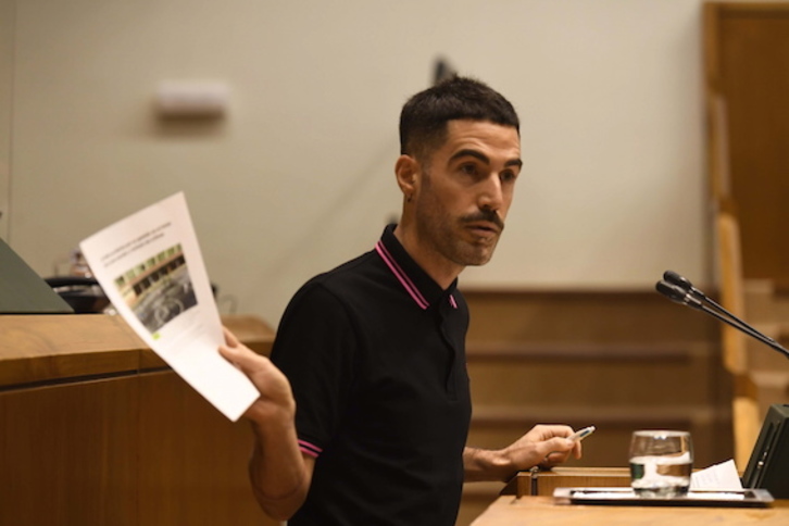 El parlamentairo de EH BIldu Ikoitz Arrese ha defendido las propuestas de los sindicatos de la enseñanza. (Raún BOGAJO/FOKU)