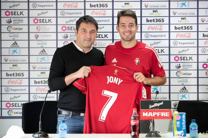 Jony, con el director deportivo Braulio Vázquez. (CA OSASUNA)