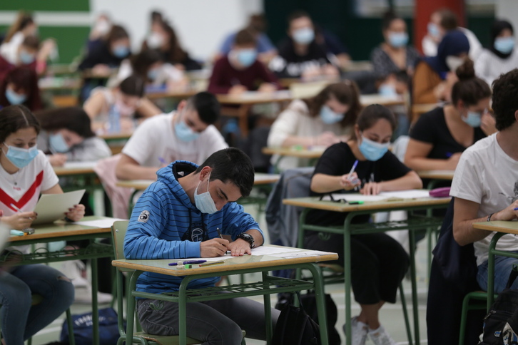 Imagen de los alumnos con mascarilla durante los pasados exámenes de selectividad. (Endika PORTILLO / FOKU)