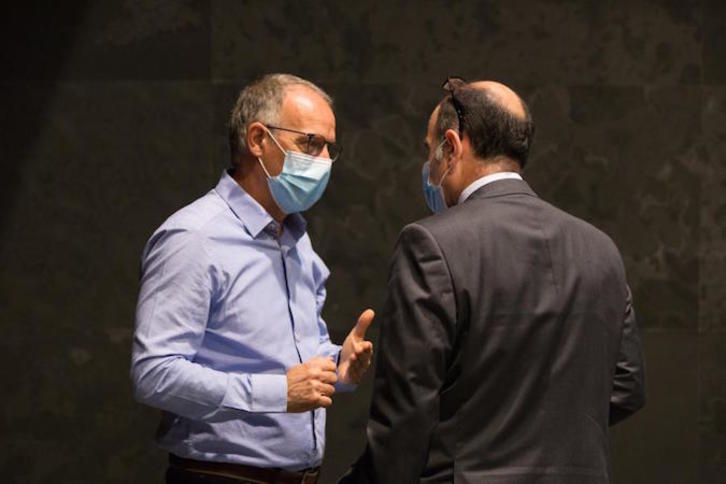 Adolfo Araiz (EH Bildu) conversa con el consejero Manu Ayerdi en el Parlamento navarro. (NAFARROAKO PARLAMENTUA)