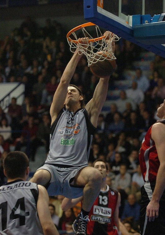 Drago Pasalic machaca durante un partido de Eurocup entre Bilbao Basket y Lietuvos Rytas. (Monika DEL VALLE / FOKU)