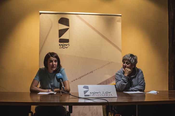 Ane Muguruza y Enkarni Blanco, en la comparecencia de Egiari Zor Fundazioa. (Aritz LOIOLA/FOKU)