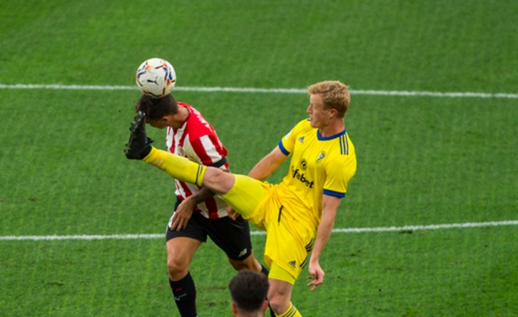 El Cádiz se ha impuesto en San Mamés acabando el partido con nueve jugadores. (Marisol RAMIREZ / FOKU)