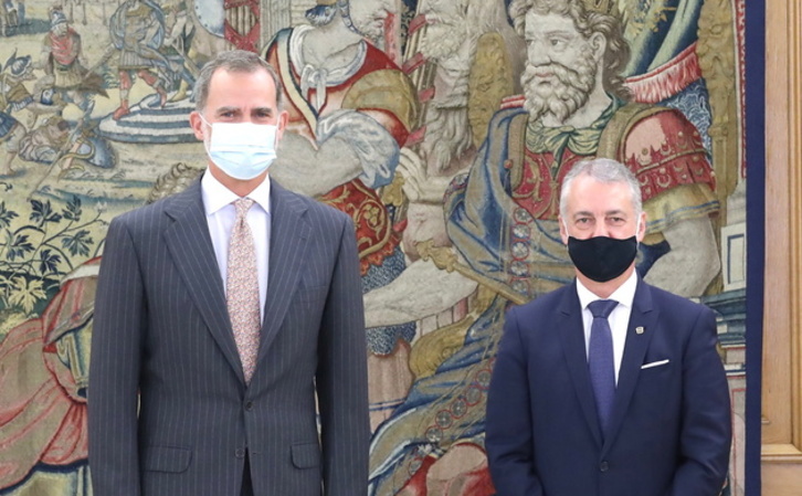 Iñigo Urkullu (a la derecha), en el encuentro de tres horas que mantuvo en Madrid con el rey español Felipe de Borbón. (CASA REAL)