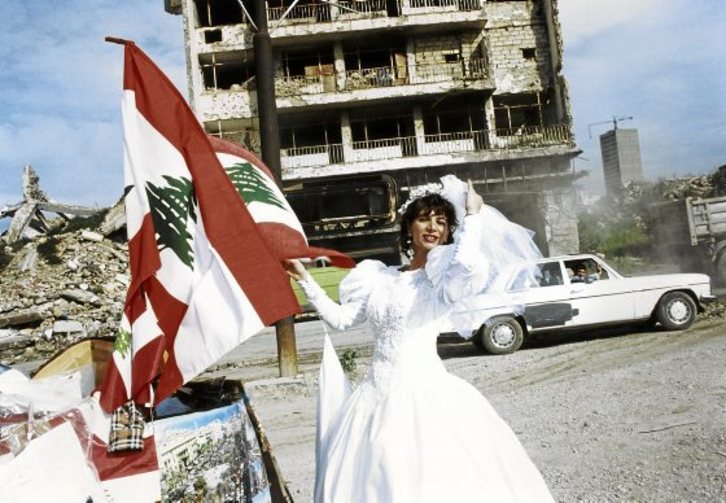 Una novia posando en Beirut después de la guerra civil libanesa. Fotografía: Christine Spengler | Sygma vía Getty Images