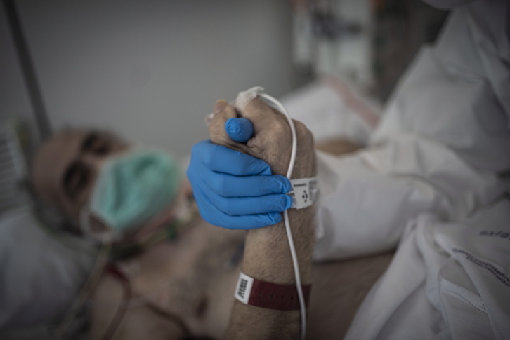 Covid-19ak jotako lagun bat, Gurutzeko ospitalean. (Andoni LUBAKI)