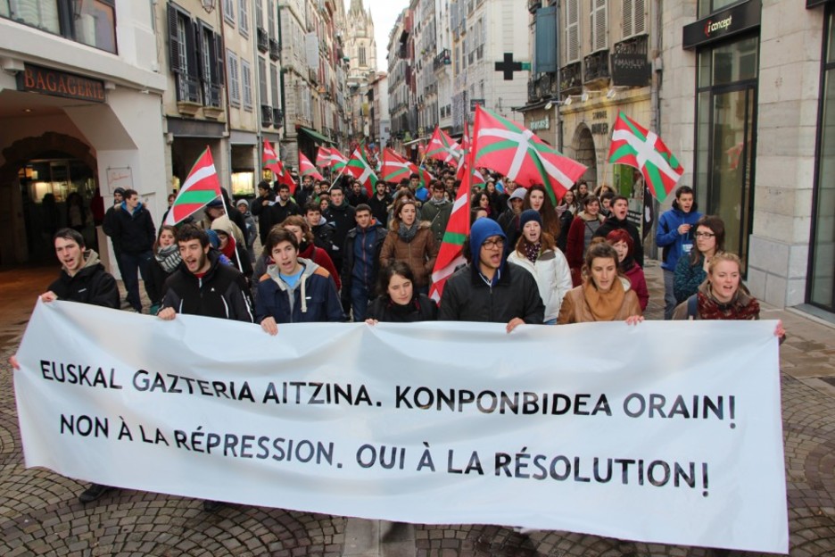 600 bat pertsona mobilizatu ziren Baionan 2015eko urtarrilean "Euskal gazteria aitzina, konponbidea orain!" lemapean.  © Aitzina