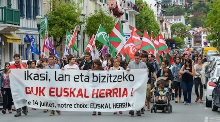 2016ko uztailaren 14an Euskal Herrian ikasi, lan eta bizitzearen aldeko manifestazioa Donibane Lohizunen. © Isabelle Miquelestorena