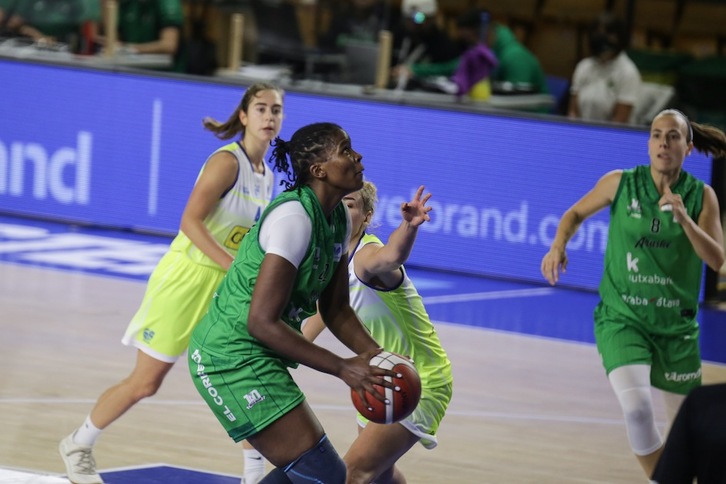 Tamara Seda, en una de las acciones de ataque de Araski ante Cadí La Seu. (Endika PORTILLO / FOKU)