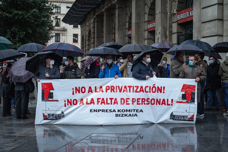 Concentración de los trabajadores de Renfe hoy en Bilbo. (Aritz LOIOLA/FOKU)