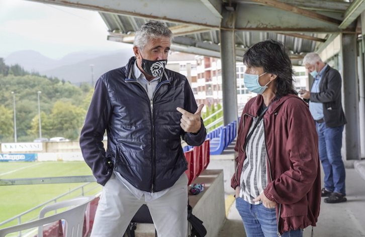 Joseba Agirre y Garbiñe Etxeberria charlan durante la presentación de la Euskal Herria Kopa. (Marisol RAMÍREZ/FOKU)