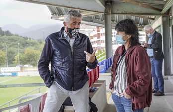 Joseba Agirre y Garbiñe Etxeberria charlan durante la presentación de la Euskal Herria Kopa. (Marisol RAMÍREZ/FOKU)