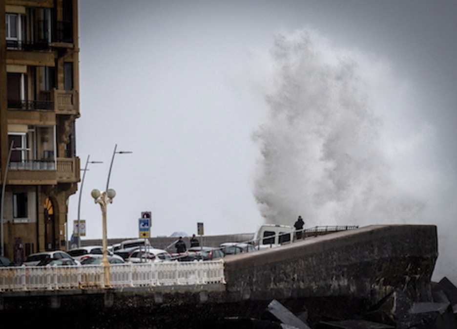 Las olas rompen con fuerza en Donostia. (Gorka RUBIO/FOKU)