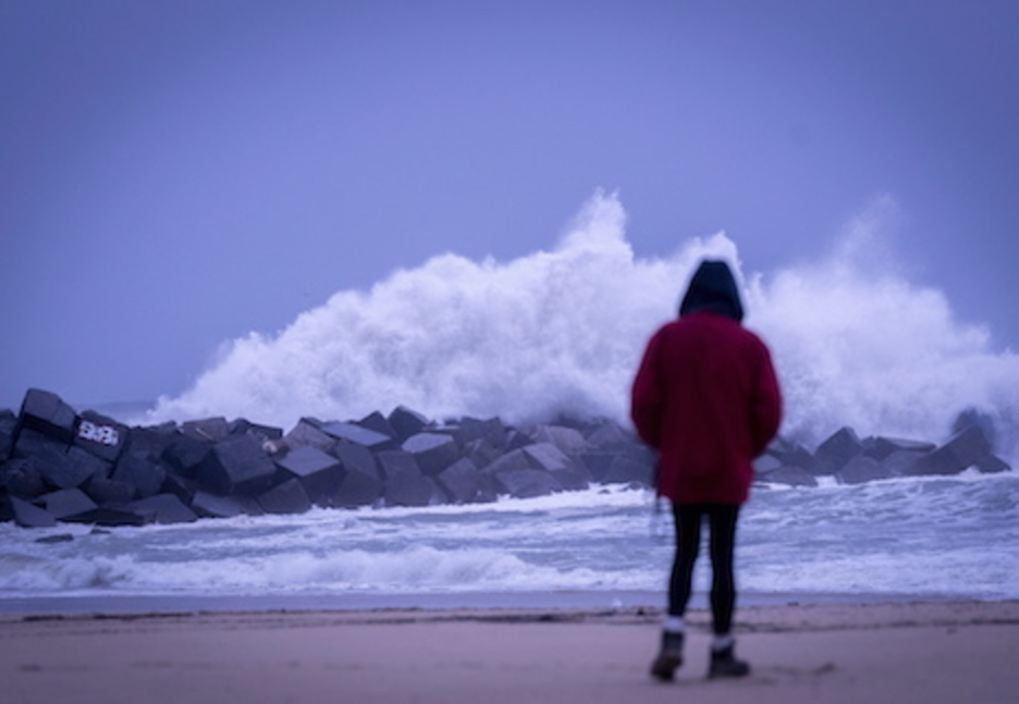 Contemplando las olas en la Zurriola. (Gorka RUBIO/FOKU)