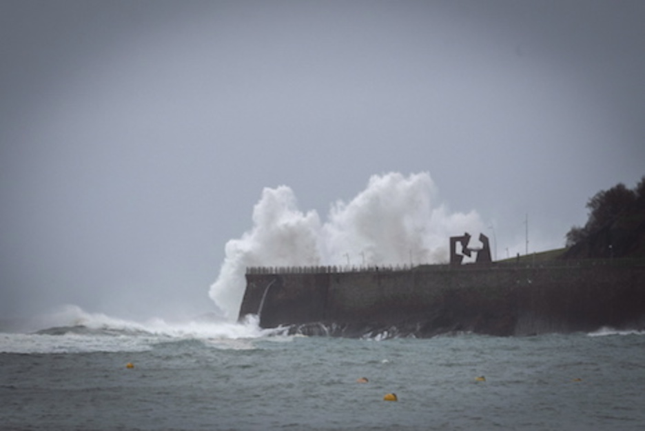 La borrasca ‘Alex’ ha dejado a su paso olas de más de ocho metros. (Gorka RUBIO/FOKU)