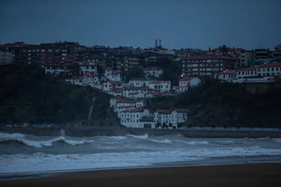 El temporal ha retrasado la llegada del amanecer en Algorta. (Aritz LOIOLA/FOKU)