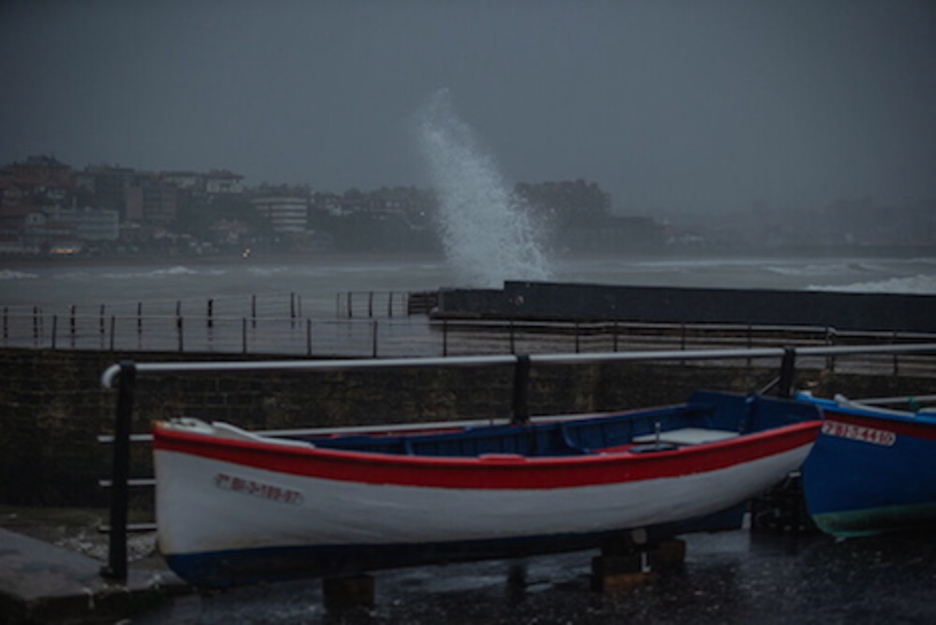 Las olas no se han dado tregua en la costa vizcaina. (Aritz LOIOLA/FOKU)