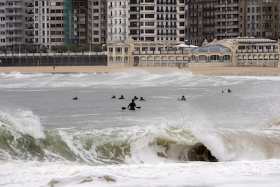 La alerta no ha desanimado a los surfistas en Donostia. (Gorka RUBIO/FOKU)
