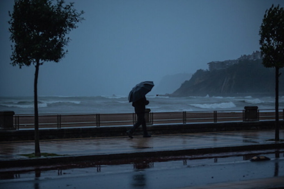 Paseando con el paraguas bajo la lluvia de la borrasca. (Aritz LOIOLA/FOKU)