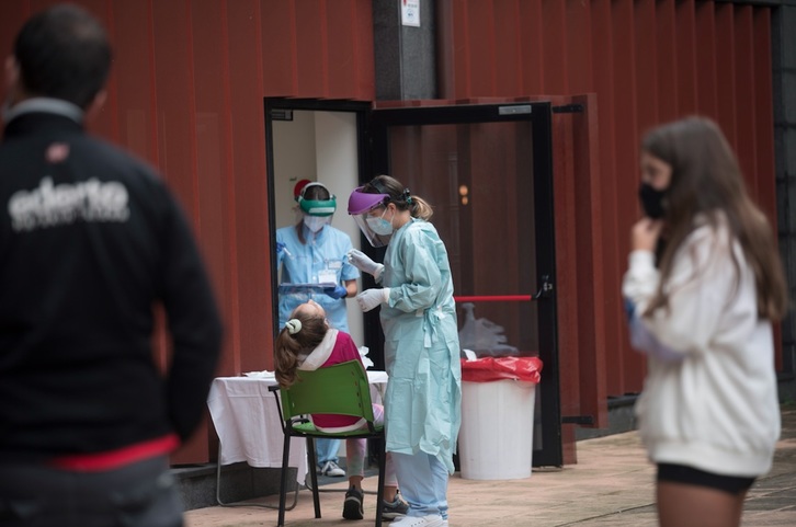 Realización de pruebas PCR. (Juan Carlos RUIZ/FOKU)