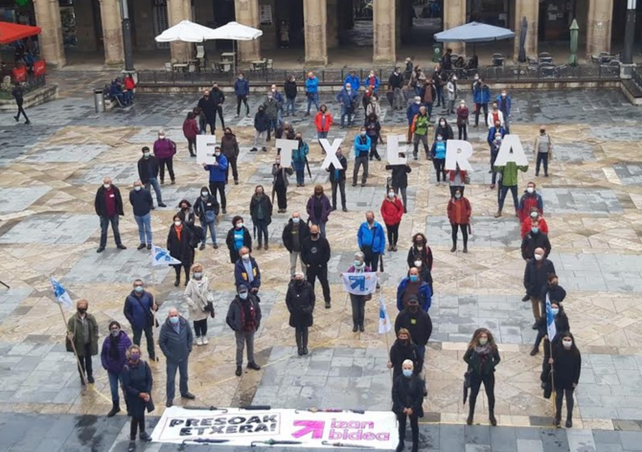 Acto de Sare en el Casco Viejo de Bilbo. (@sare-herritarra). Acto de Sare en el Casco Viejo de Bilbo. (@sare-herritarra).