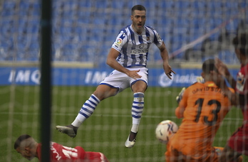 Merino, en la doble ocasión que ha tenido para adelantar a su equipo. (Jon URBE/FOKU)