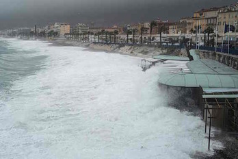 Fuerte oleaje en Niza. (Valery HACHE / AFP)