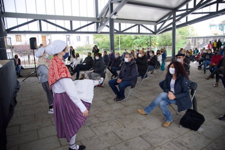 Acto del cambio de testigo del Kilometroak celebrado en Zizurkil. (Gorka RUBIO/FOKU)