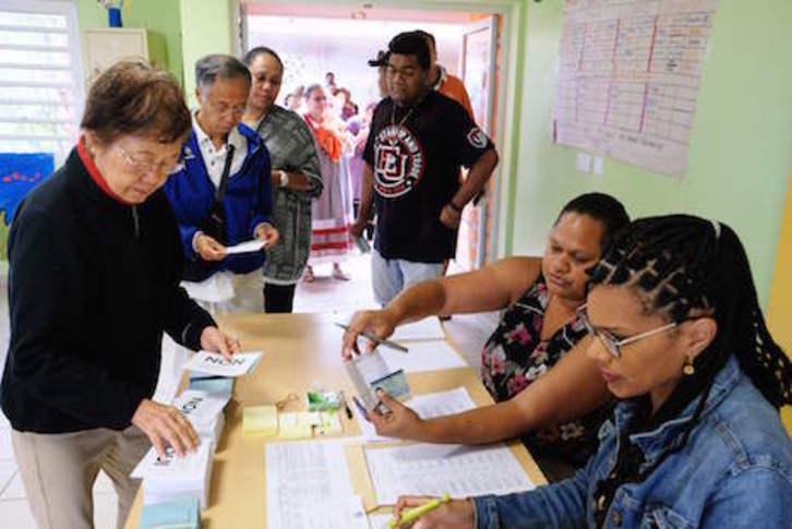 Kaledonia Berriko bigarren erreferendumean 10.000 botoko aldea izan zen ezezkoaren eta baiezkoaren artean. (Theo ROUBY/AFP)