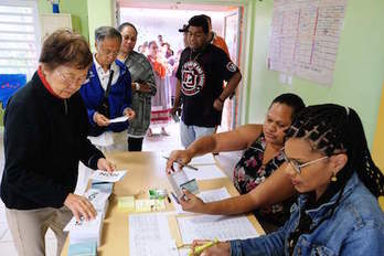 Votación en un colegio electoral en Nueva Caledonia. (Theo ROUBY/AFP)