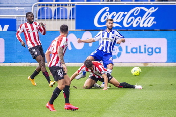 Williams y Raúl García ante Duarte, que ha sido expulsado. (Jaizki FONTANEDA / FOKU)