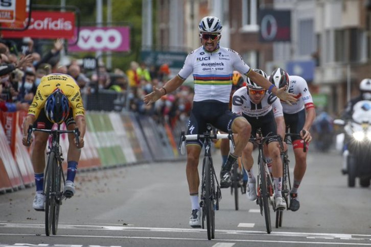 Primoz Roglic ha pisado primero la línea de meta tras levantar los brazos Julian Alaphilippe. (JUMBO-VISMA)