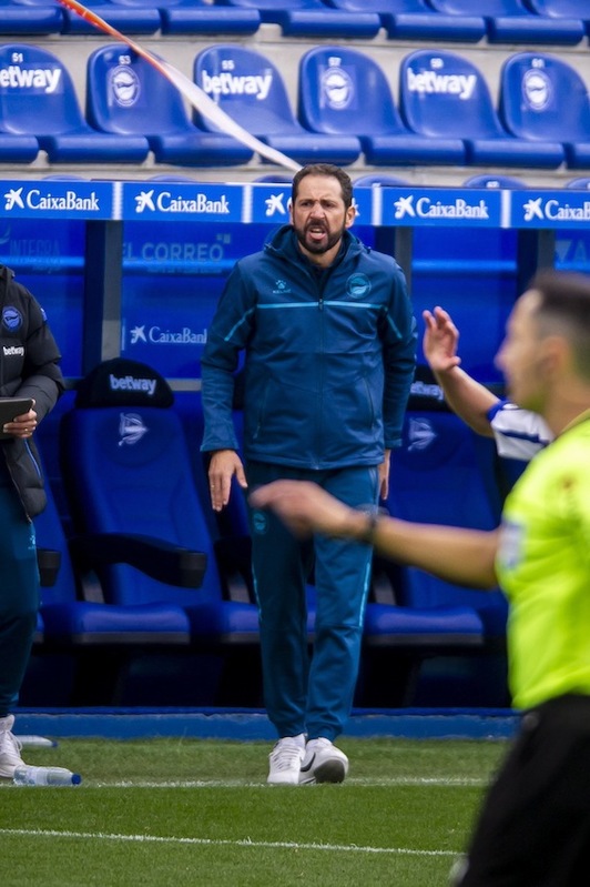 Pablo Machín da órdenes a sus jugadores en el duelo frente al Athletic. (Jaizki FONTANEDA / FOKU)