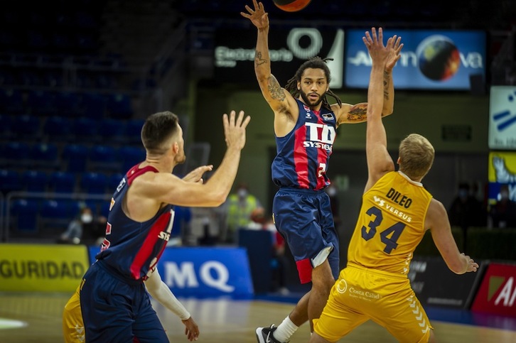 Pierria Henry lo ha intentado pero el físico no le ha permitido milagros. En la imagen, sortea a un DiLeo que ha dado 22 puntos a UCAM Murcia. (Jaizki FONTANEDA / FOKU)