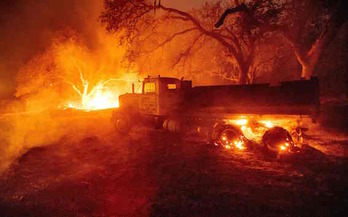 El fuego calcina un camión en Calistoga. (Josh EDELSON/AFP) 