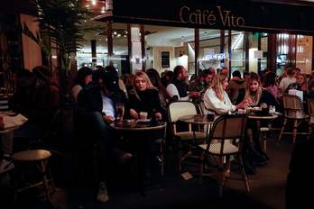 Una terraza repleta de gente sin mascarilla en París el 26 de setiembre   (Geoffroy VAN DER HASSELT I AFP)