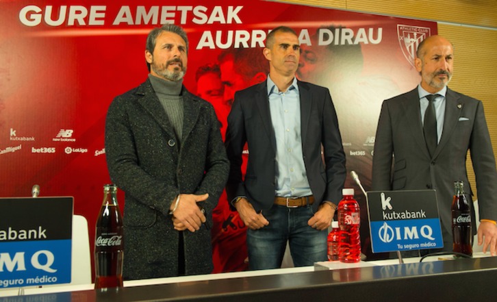 Garitano con Alkorta y Elizegi tras la primera renovación acordada la primavera de 2019. (Monika DEL VALLE / FOKU)