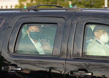 En vez de estar aislado, Trump salió a pasear en coche. (Alex EDELMAN | AFP)