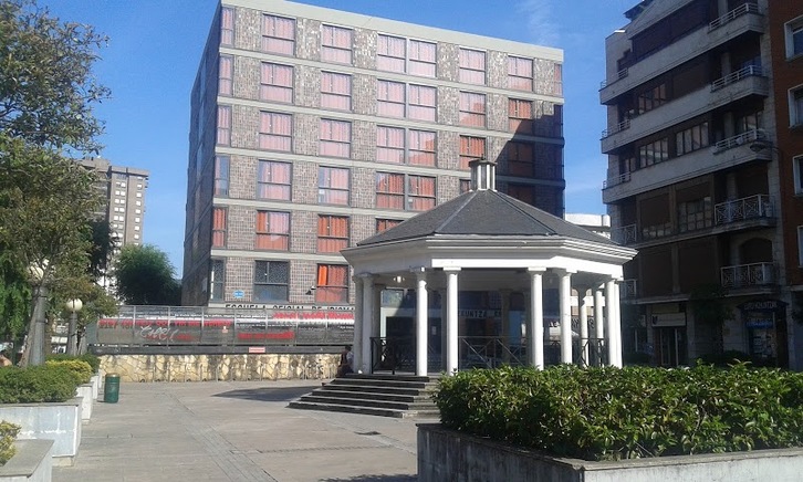 Escuela Oficial de Idiomas de Bilbo, ubicada en la plaza San Pedro, en Deustu.