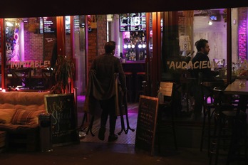 Los bares de París cerrarán durante quince días a contar de mañana, 6 de octubre. (Geoffroy VAN DER HASSELT/AFP)