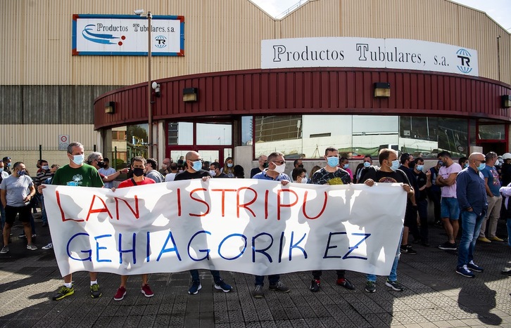 Concentración realizada el 7 de setiembre tras la primera de las muertes en la planta de Trapagaran. (Luis JAUREGIALTZO/FOKU)