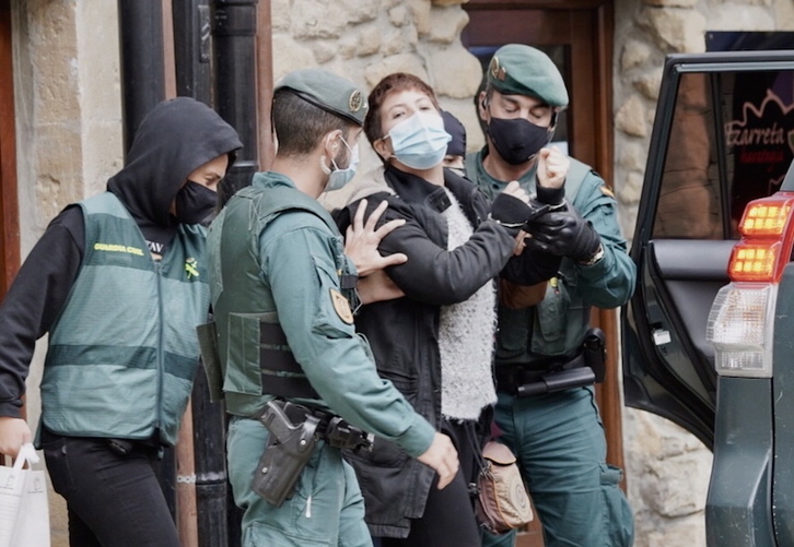 Ekhiñe Eizagirre, llevada por la Guardia Civil tras concluir el registro. (Andoni CANELLADA | FOKU)