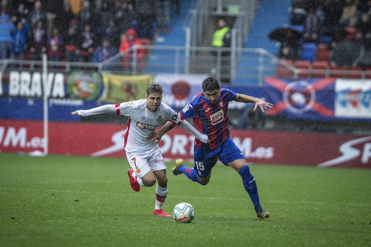 Pozo jugó la última media temporada cedido en el Mallorca, con el que jugó en Ipurua el pasado marzo. En la imagen, junto a Cote. (Aritz LOIOLA/FOKU)