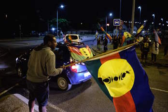 Kanaky-Kaledonia Berriko indepentziaren aldeko FLNKSko kideak emaitzak Noumean ospatzen. (Theo ROUBY/AFP)