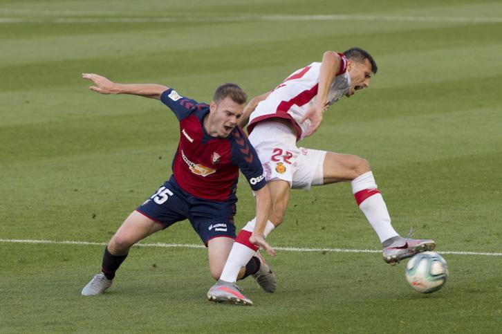Budimir pugna con Lato en un momento de la visita que realizó el Mallorca al Sadar el pasado julio. (Iñigo URIZ/FOKU)