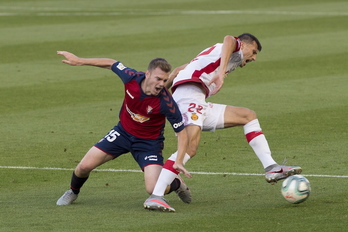 Budimir pugna con Lato en un momento de la visita que realizó el Mallorca al Sadar el pasado julio. (Iñigo URIZ/FOKU)